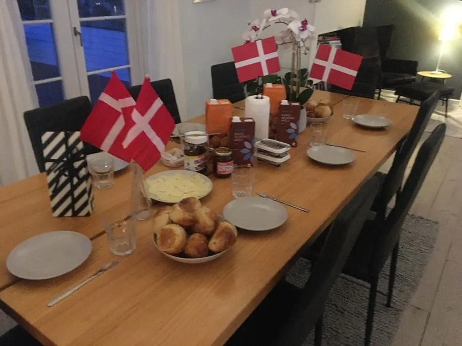 Spisebordet dækket op med flag til en fødselsdag hos BeNear