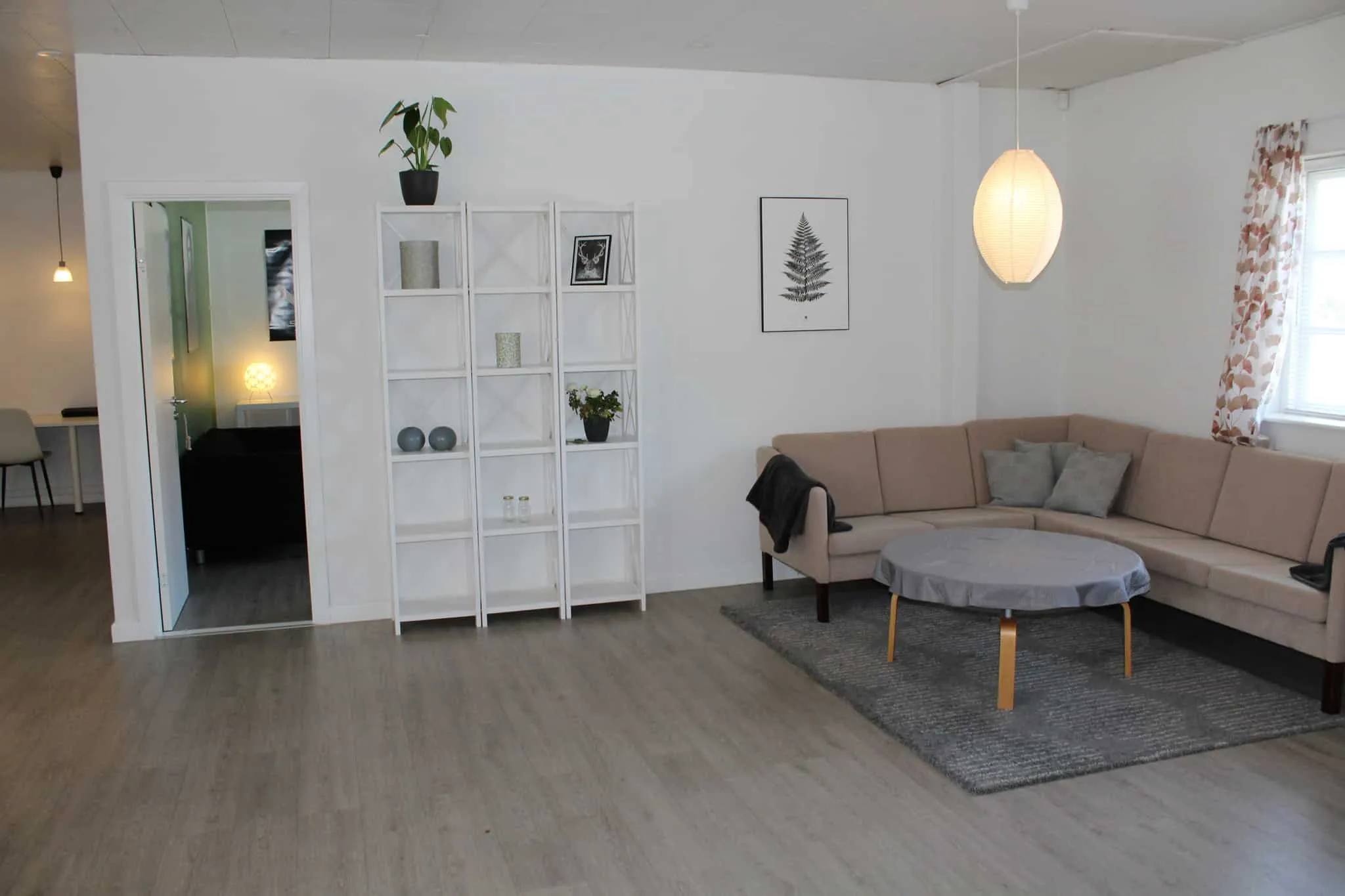 Et af husets hyggehjørner med hjørnesofa og sofabord