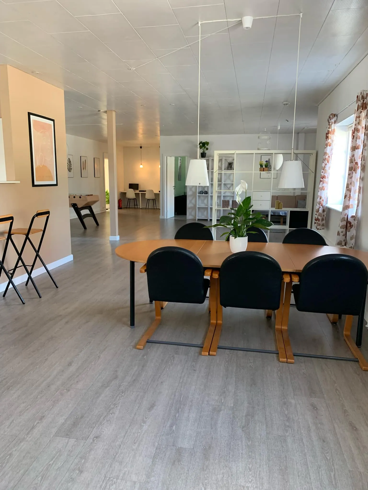 Spisebord med stole i fællesrummet